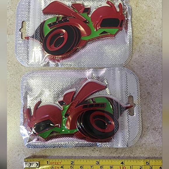 2 Scat pack bee badge emblems - Picture 2 of 9